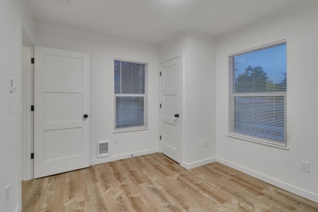 Building Photo - 721 N Stevens St