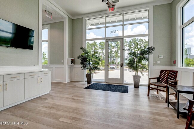 Building Photo - 3253 Gardenwood Dr