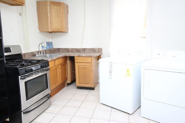 Building Photo - Spacious 5BD/1BA Remington Home w/ W/D! Available 8/14