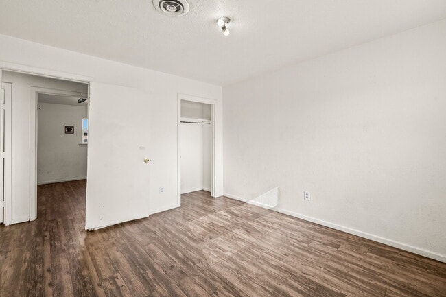 Building Photo - *FIRST MONTH'S RENT FREE* Three Bedroom Home in Quiet Neighborhood