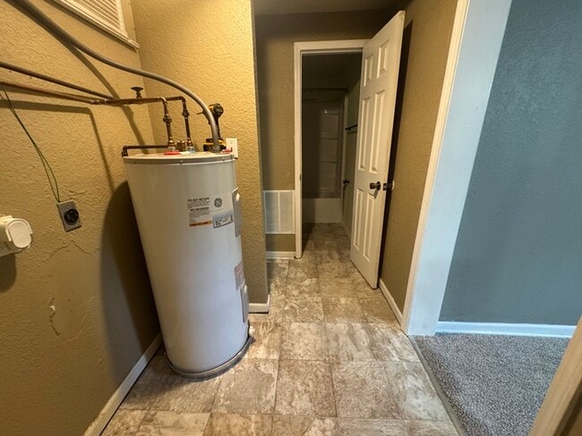 Building Photo - Cozy 2-Bed Home with Spacious Yard in Exce...