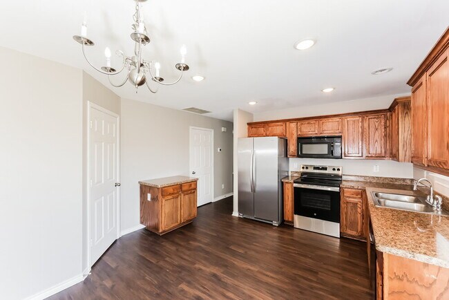 Building Photo - 1217 Maplewood Dr