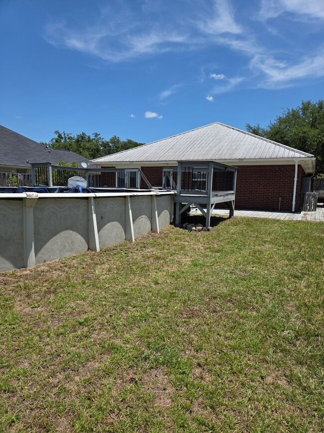 Building Photo - 3 Bedroom 2 bath fenced back yard in a quiet neighborhood!!