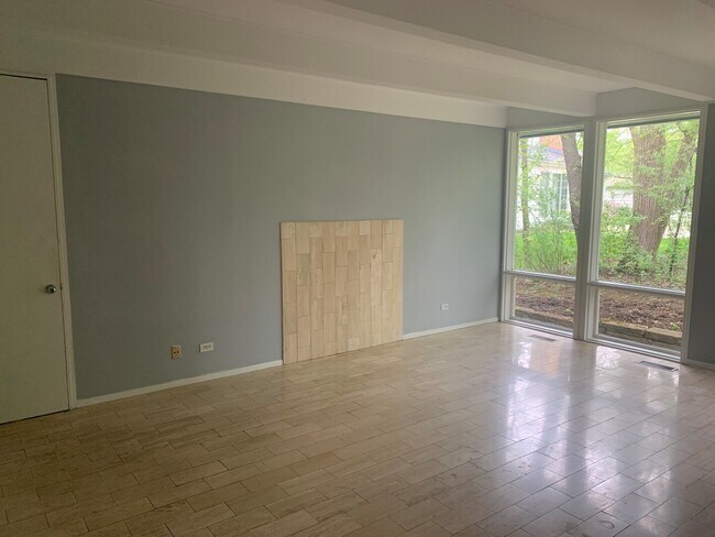 Building Photo - 715 Longwood Dr