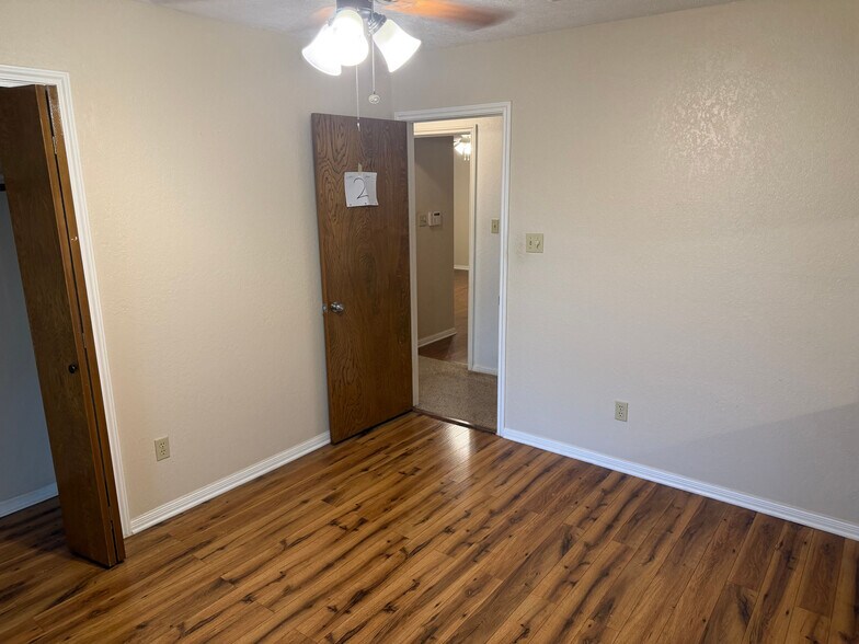 Building Photo - Room in House on Magic Hill Dr