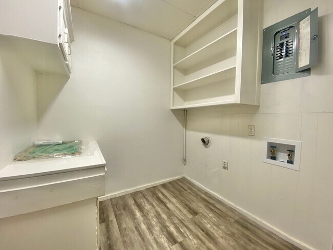 Building Photo - Great 3 bed 1 bath near 50th and slide now...