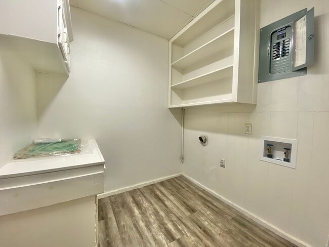 Building Photo - Great rental near center of Lubbock now av...