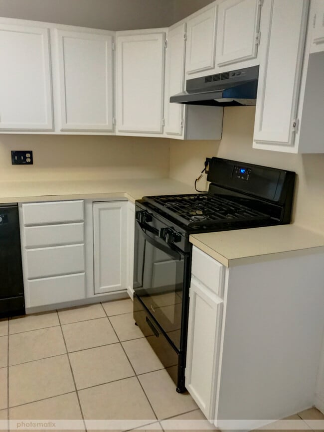 Building Photo - 4912 Shady Oak