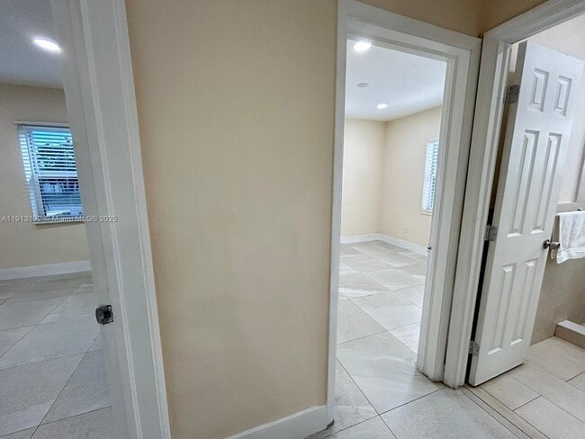 Building Photo - 610 E 8th Ave