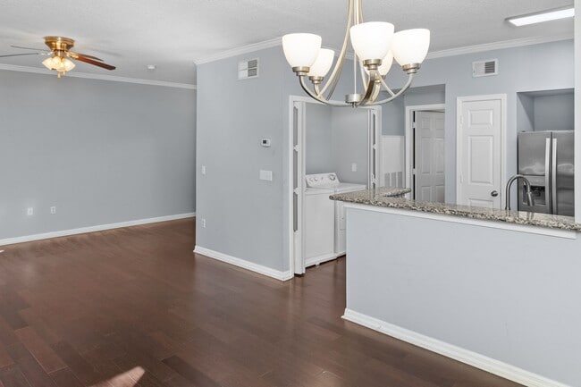Building Photo - Luxurious 1 Bed / 1 Bath Condo in The Link...