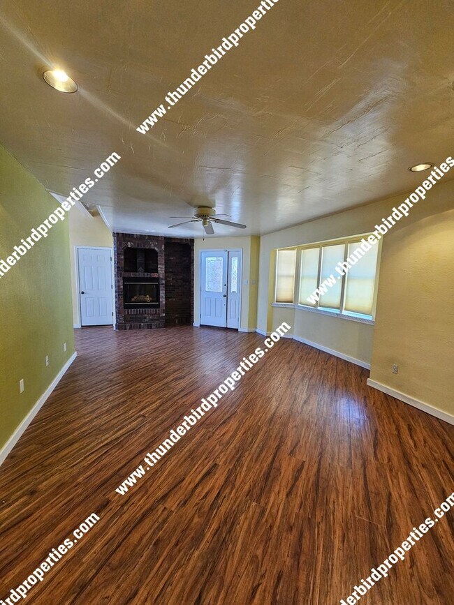 Building Photo - Lovely 3 bedroom, 2 baths in NE Heights!