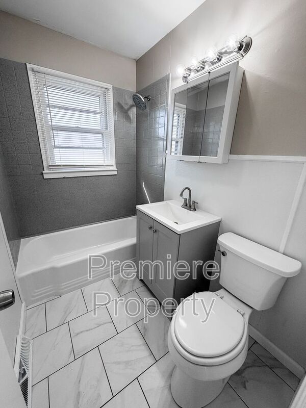 Building Photo - 704 N Pearl St