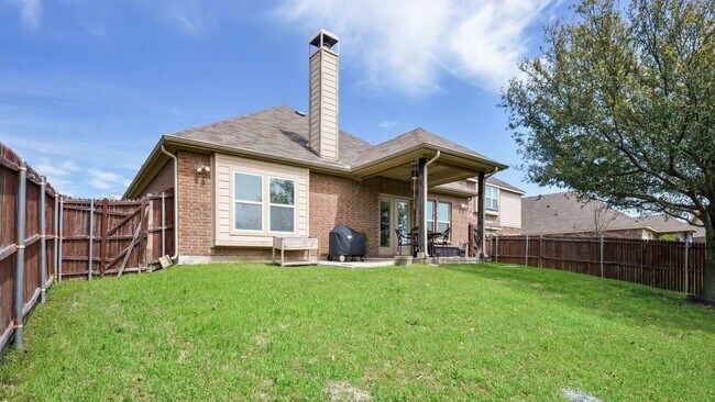 Building Photo - Beautiful 3 bedroom 2 bath and an office w...