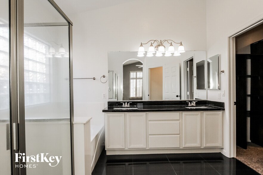 Building Photo - 11029 W Almeria Rd