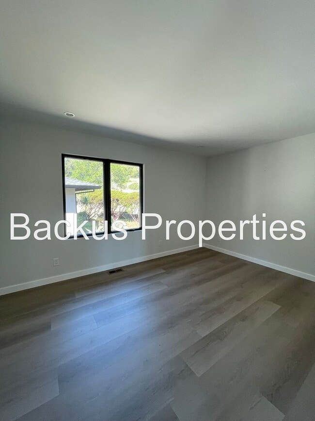 Building Photo - Wonderful three bedroom home with great views