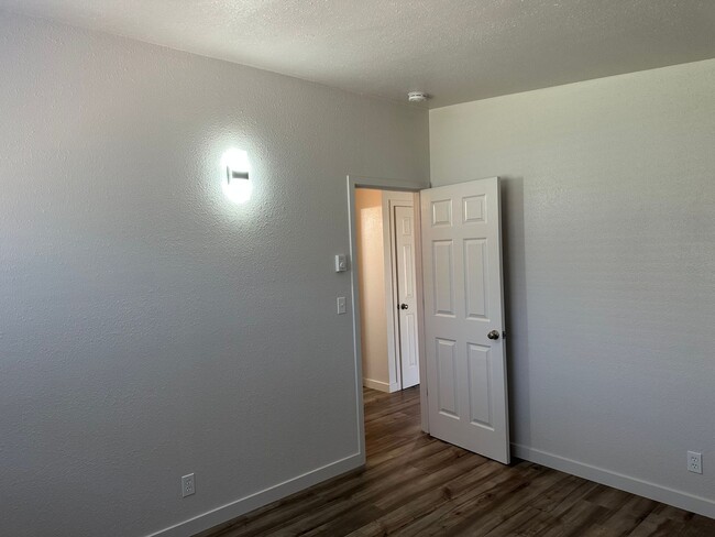 Building Photo - Beautifully updated 2 bedroom 1 bath duple...