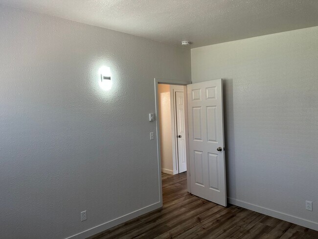 Building Photo - Beautifully updated 2 bedroom 1 bath duplex in a great neighborhood!