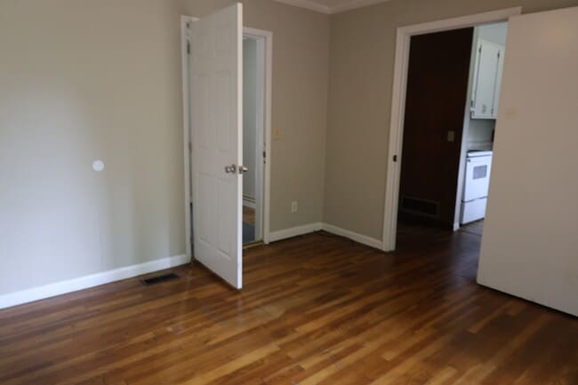 Building Photo - 104 Catherine Ave