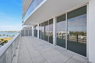 Building Photo - 220 Lake Shore Dr