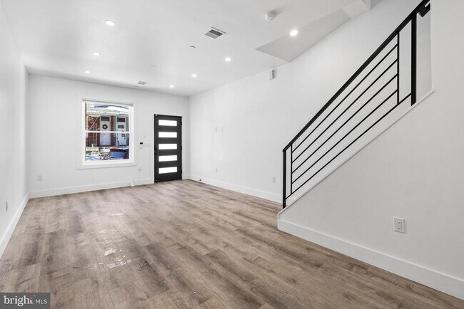 Building Photo - 458 W Earlham Ter