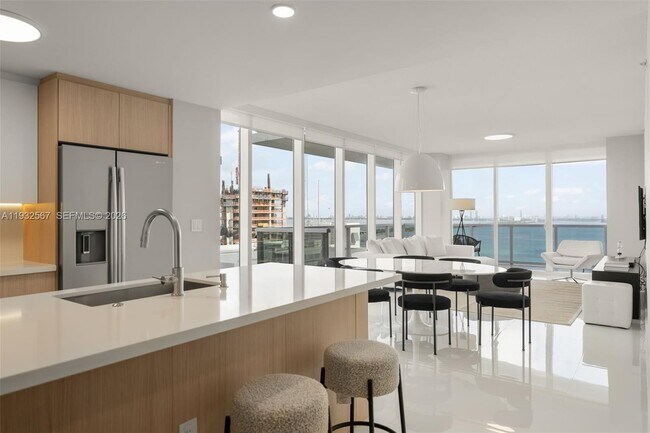 Building Photo - 600 NE 27th St