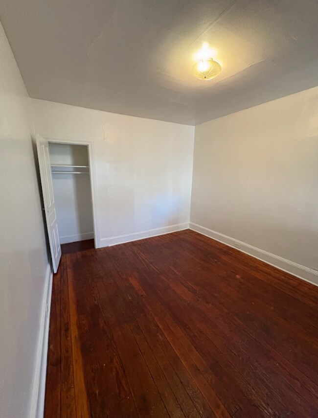 Building Photo - COMING SOON! 3 Bedroom Apartment - York City SD