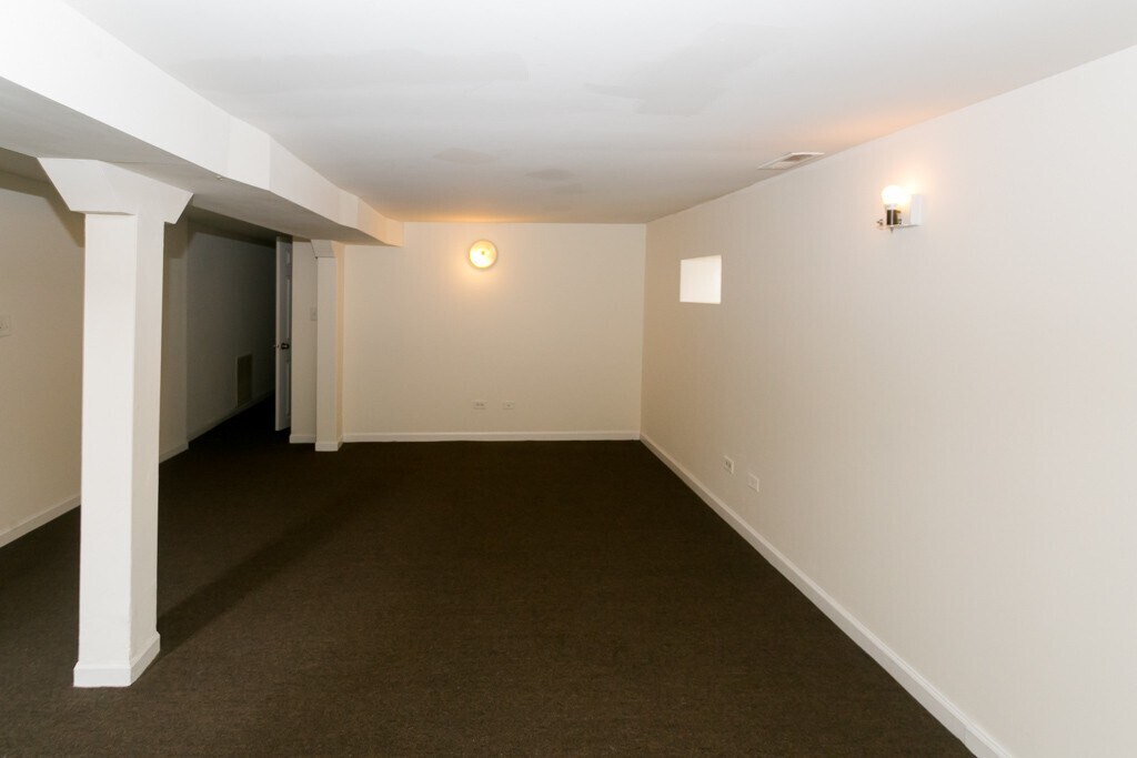 Building Photo - 2835 W Medill Ave
