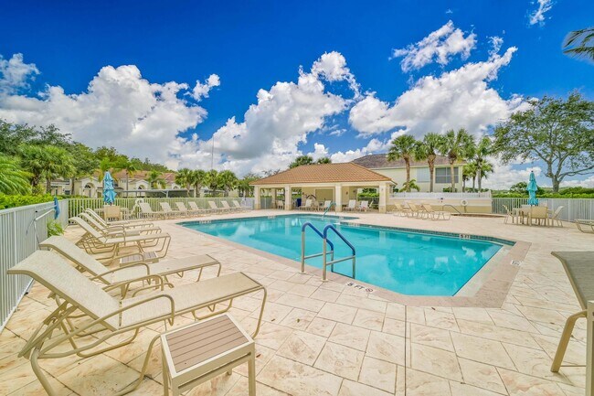 Building Photo - ***FULLY FURNISHED - 2/2 condo with LAKE V...