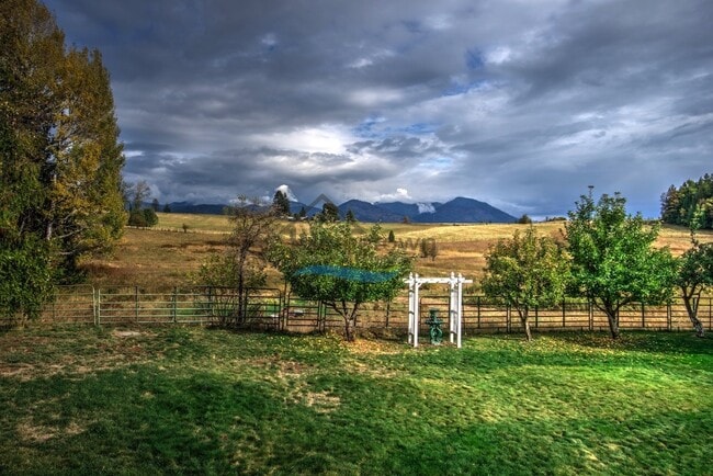 Building Photo - Custom Country Home With Spectacular Views...
