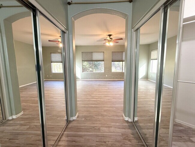 Building Photo - 9786 S La Rosa Dr