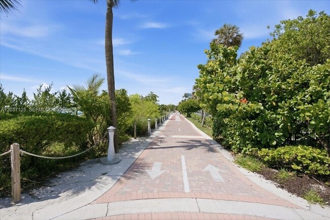 Building Photo - 2899 Collins Ave