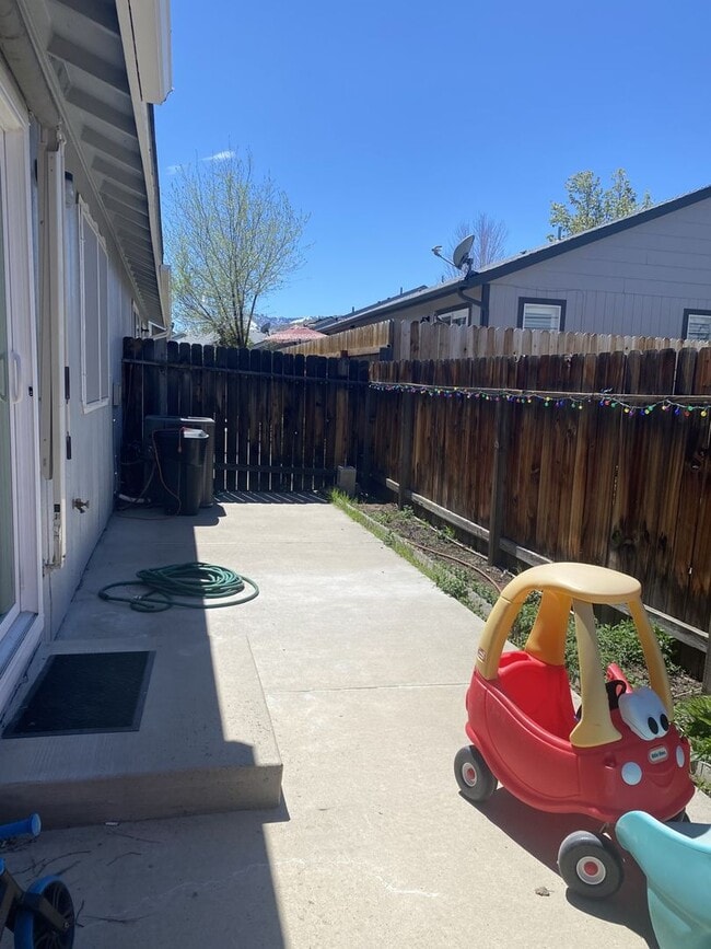 Building Photo - Spacious two bedroom two bath home in Carson City