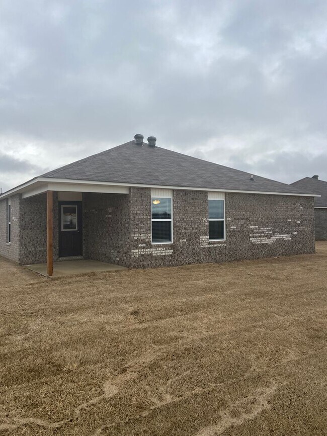 Building Photo - *St Patrick's Day Deal!* Three Bedroom | T...