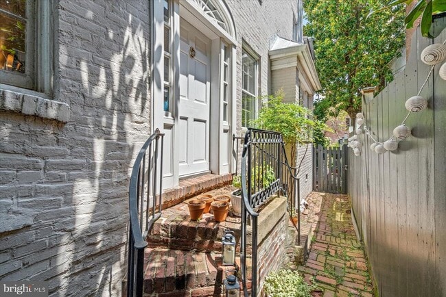 Building Photo - 1647 34th St NW