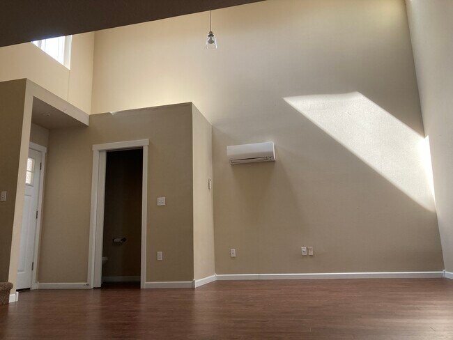 Vaulted 20 ft ceiling in great room - 752 E Spokane Ave