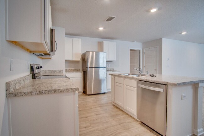 Building Photo - North Pensacola newer construction home– O...
