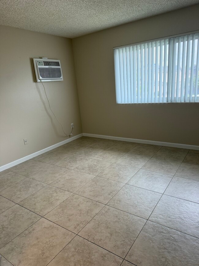 Building Photo - 1341 Eastpark Dr