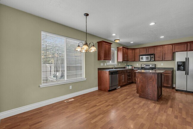 Building Photo - Beautiful 4 Bedroom 2.5 Bath Home in Lehi near Thanksgiving Point!