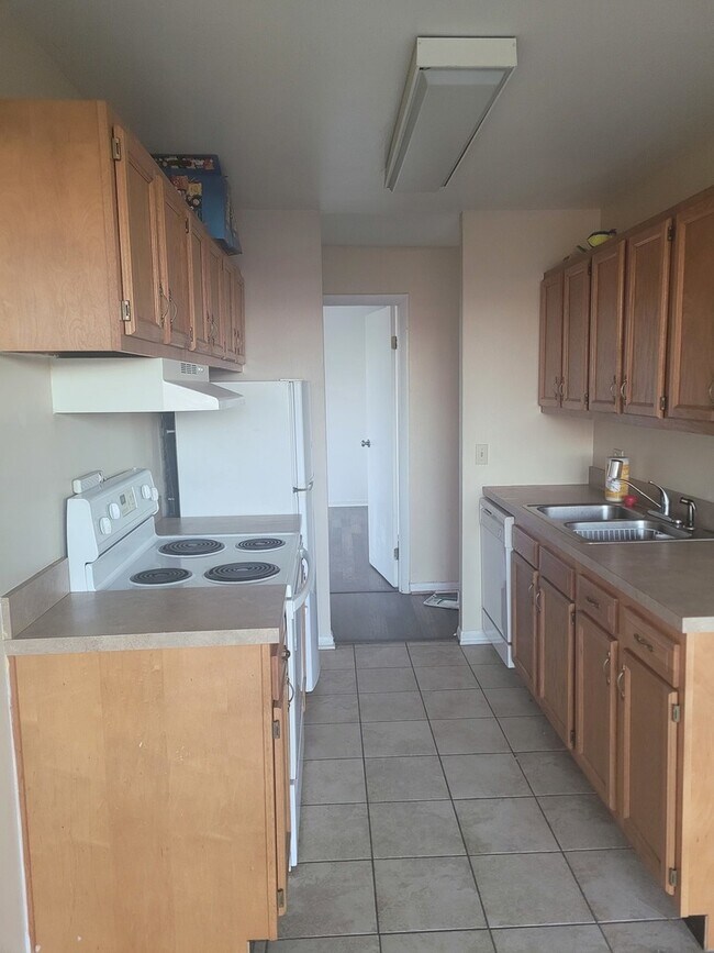 Building Photo - 6010 Oakwood Dr