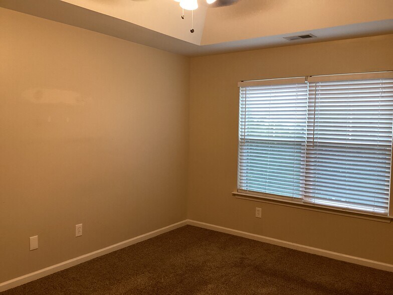 Building Photo - 708 Canyon Dr