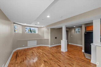 Building Photo - 3 bedroom in Chicago IL 60613