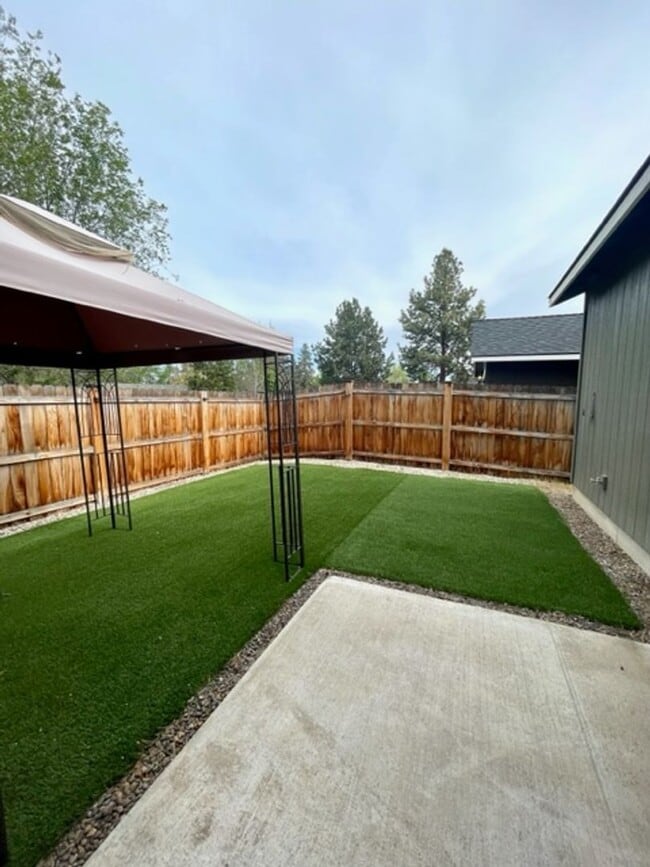 Building Photo - Beautiful 3 Bedroom Single Level home in SE Bend!
