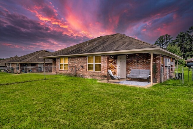 Building Photo - 3 Bedroom 2 Bath Duplex at Mansion Creek in Tyler! 1/2 off first full months rent