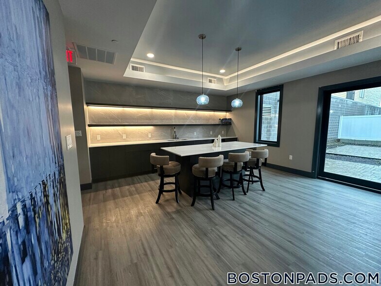 Building Photo - 656 Saratoga St