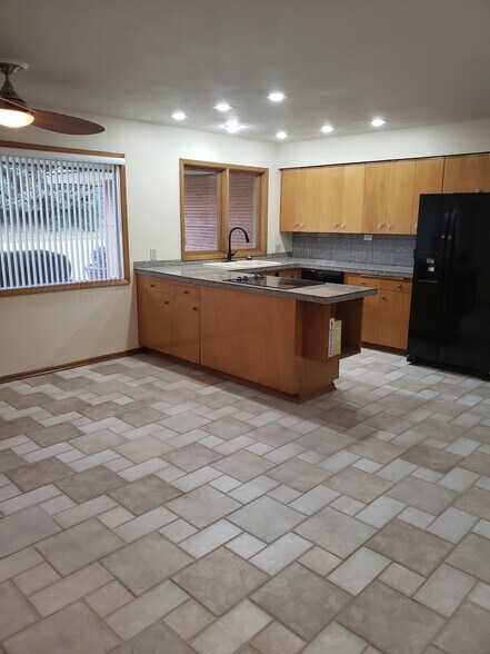 Building Photo - 1727 E Pinecrest Rd