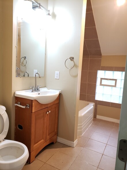 Bathroom - 678 Jessamine Ave E