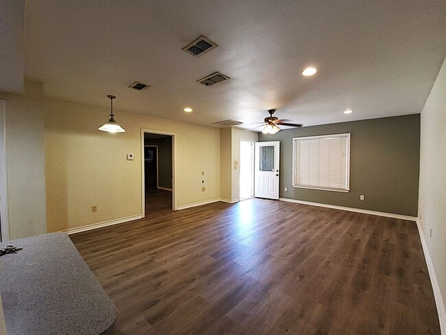 Building Photo - Welcome to this charming 2 bedroom, 2 bathroom home in Henderson, Texas!