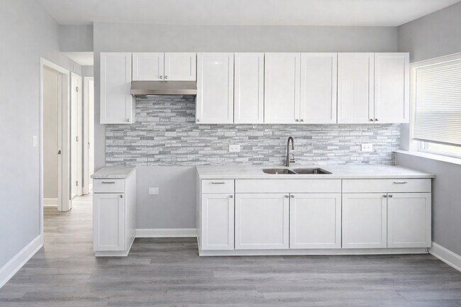 Building Photo - 843 E Marquette Rd