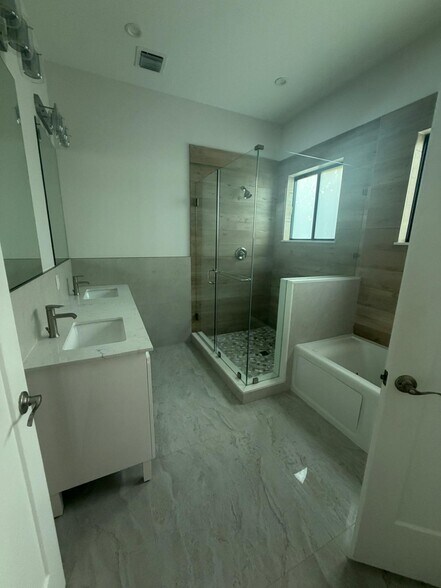 Building Photo - 6422 Coral Way