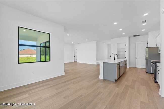 Building Photo - 447 Hancock St